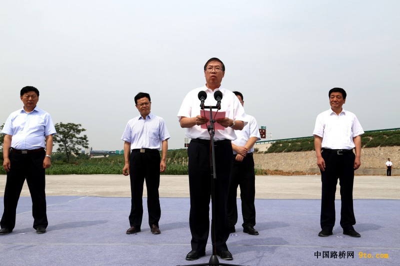 圖為中國鐵建總裁莊尚標在合銅、吳華高速公路項目開工儀式發(fā)表重要講話